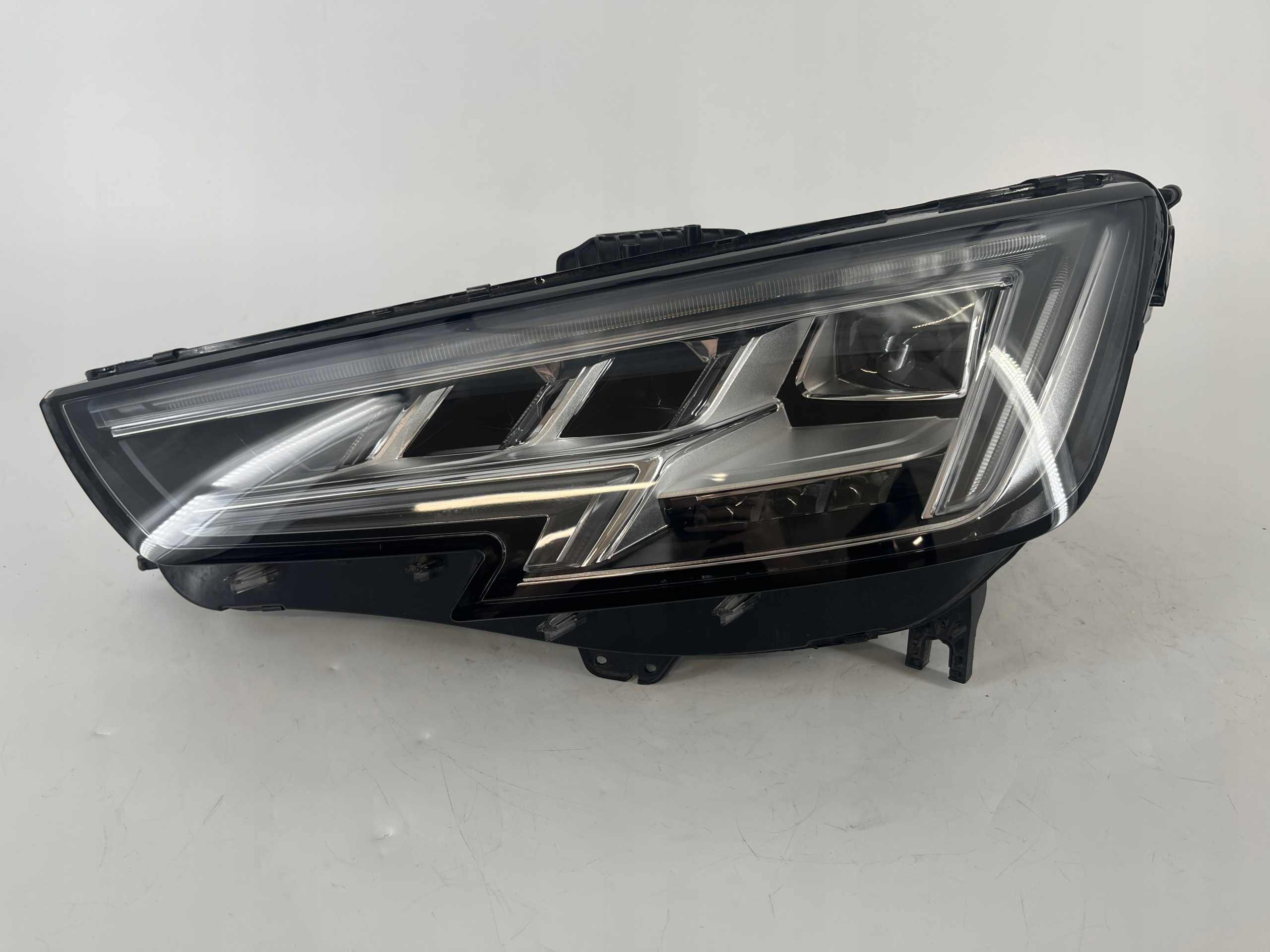 Audi A4 B9 světlomet Full Led MATRIX levá přední 8W0941035, Skladem v EU — foto 1