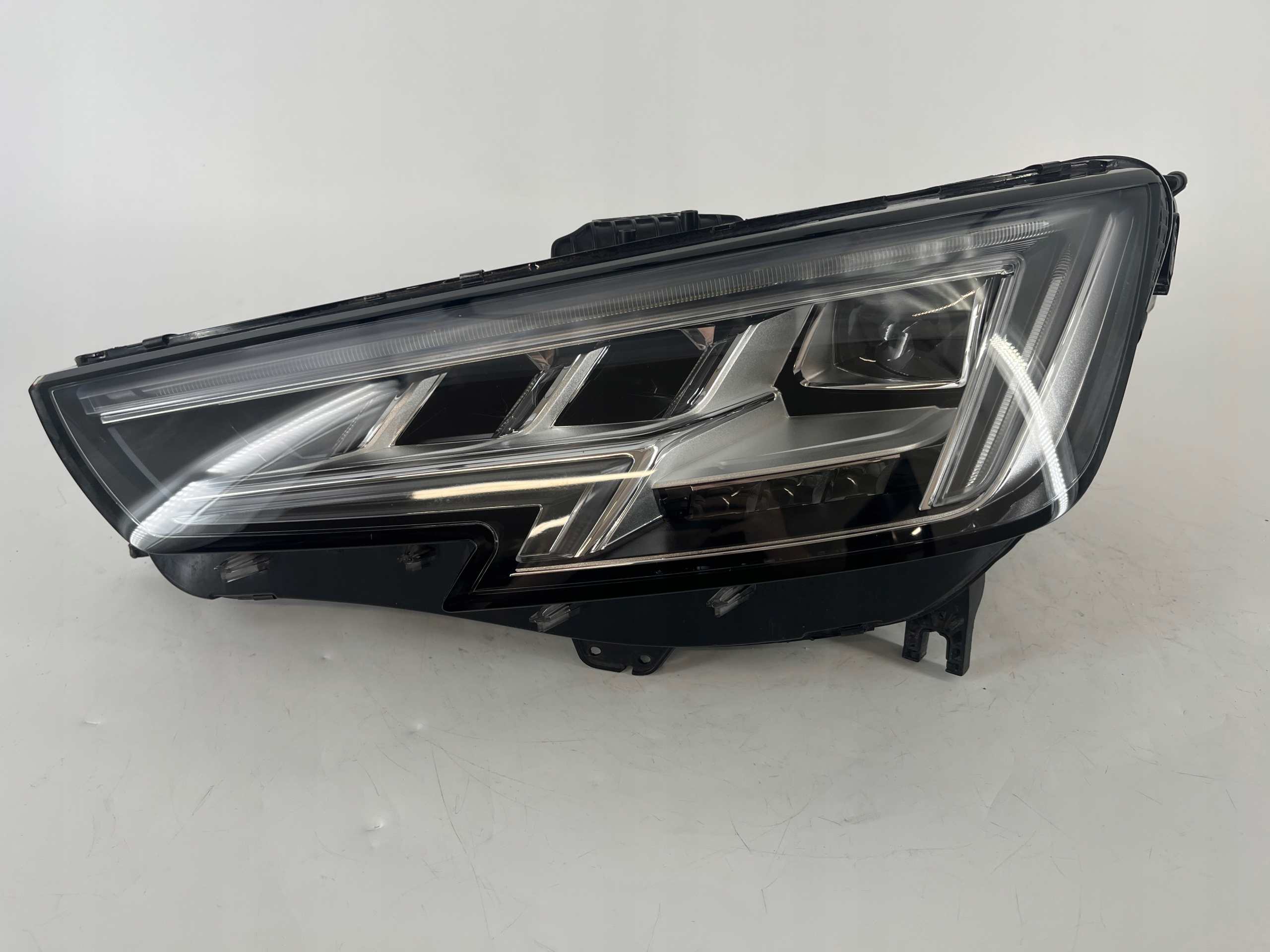 Audi A4 B9 světlomet Full Led MATRIX levá přední 8W0941035, Skladem v EU — foto 2 z 6