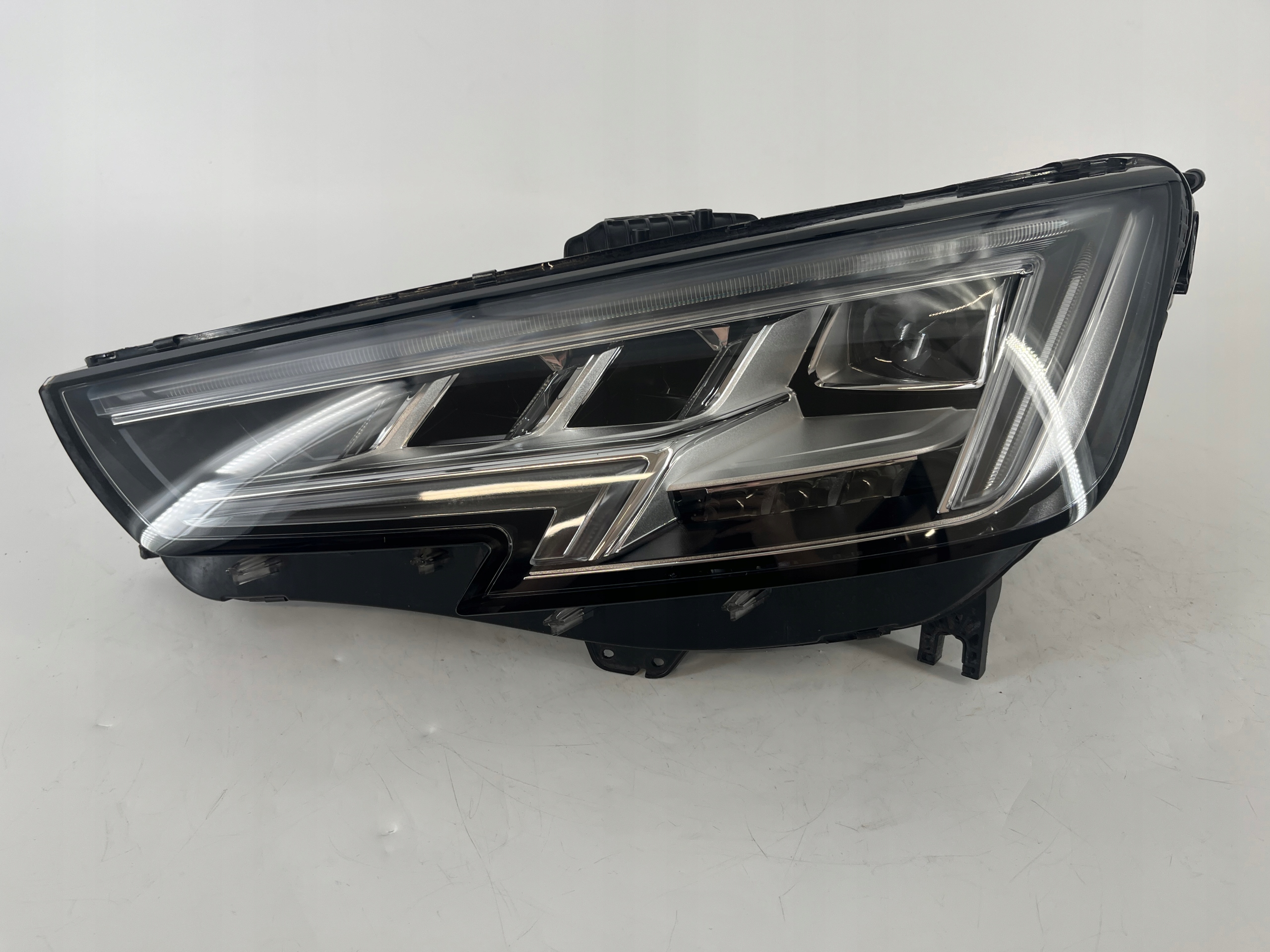 Audi A4 B9 světlomet Full Led MATRIX levá přední 8W0941035, Skladem v EU — foto 3 z 6