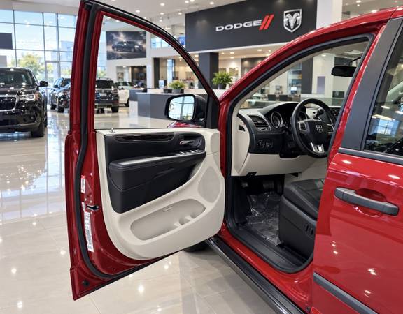 2016 Dodge, dovoz Kanada — foto 5 z 12