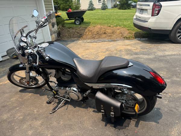 2007 Victory, dovoz USA — foto 4 z 5