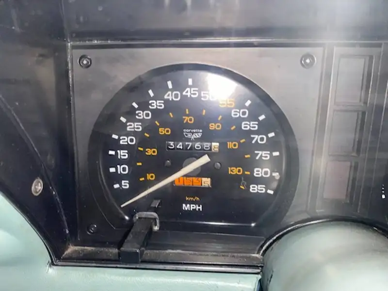 1982 Chevrolet Corvette, 55 674 km, dovoz Kanada — foto 8 z 12