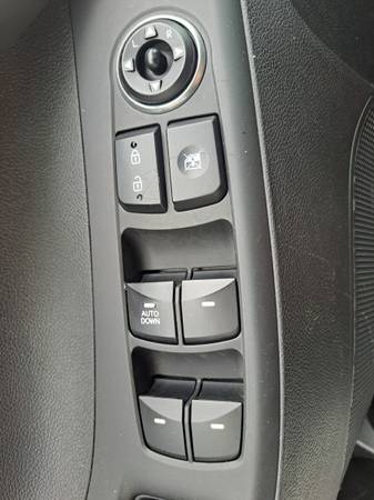 2016 Hyundai, dovoz Kanada — foto 7 z 9