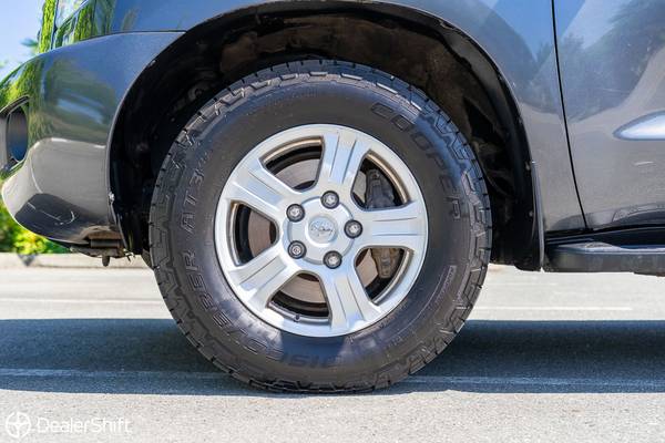 2017 Toyota, dovoz Kanada — foto 7 z 12