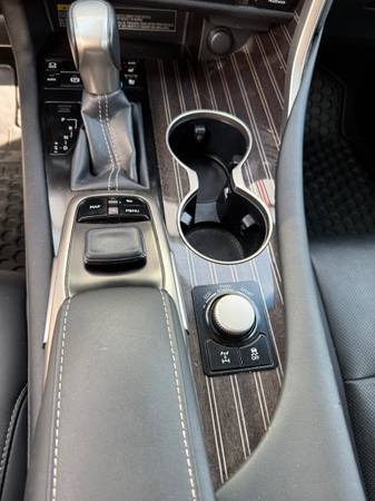 2016 Lexus, dovoz Kanada — foto 2 z 12