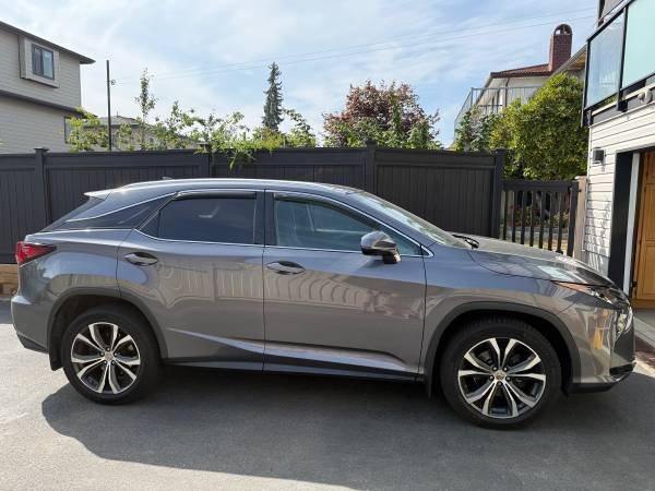 2016 Lexus, dovoz Kanada — foto 5 z 12