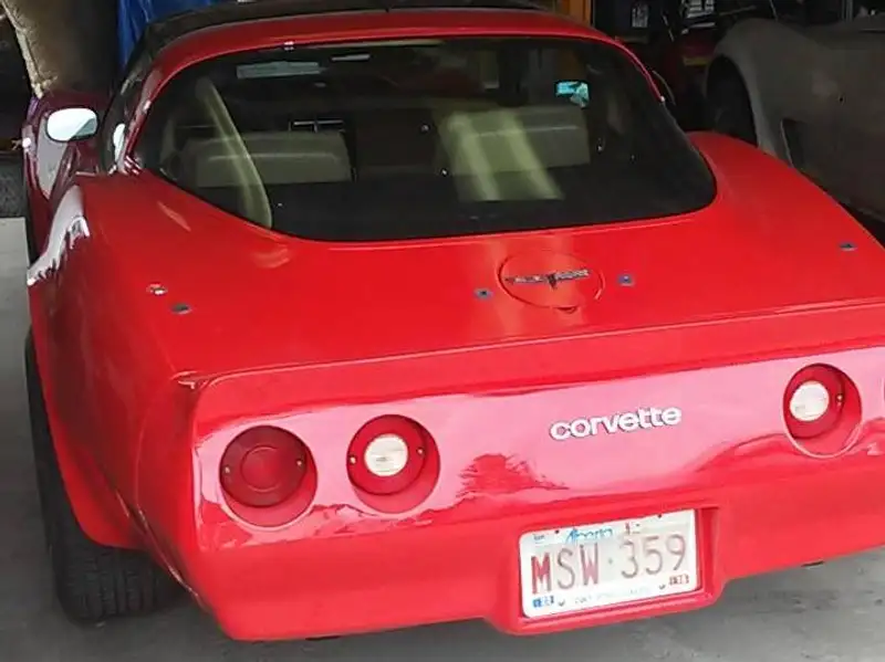 1981 Chevrolet Corvette, červená, 17 022 km, dovoz Kanada — foto 2 z 10