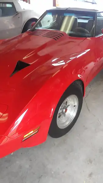 1981 Chevrolet Corvette, červená, 17 022 km, dovoz Kanada — foto 3 z 10
