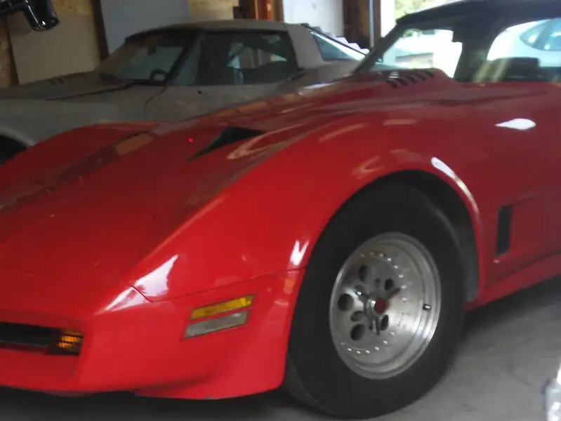 1981 Chevrolet Corvette, červená, 17 022 km, dovoz Kanada — foto 5 z 10