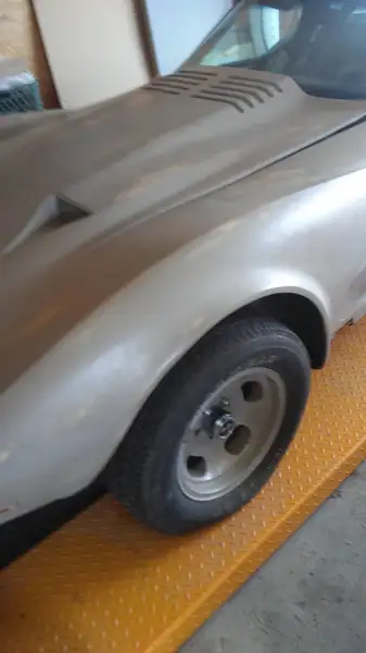 1981 Chevrolet Corvette, červená, 17 022 km, dovoz Kanada — foto 7 z 10