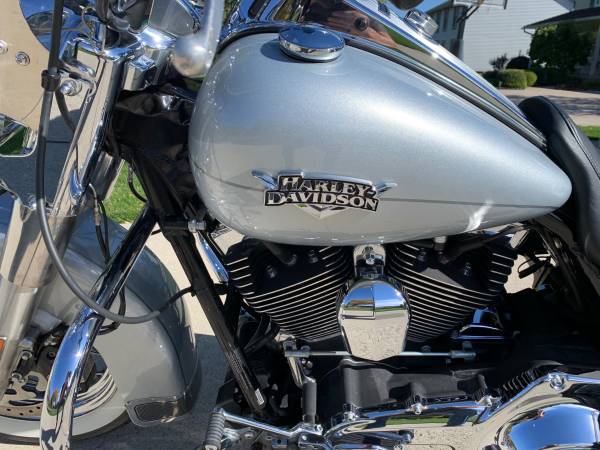 2011 Harley-Davidson, dovoz USA — foto 3 z 5