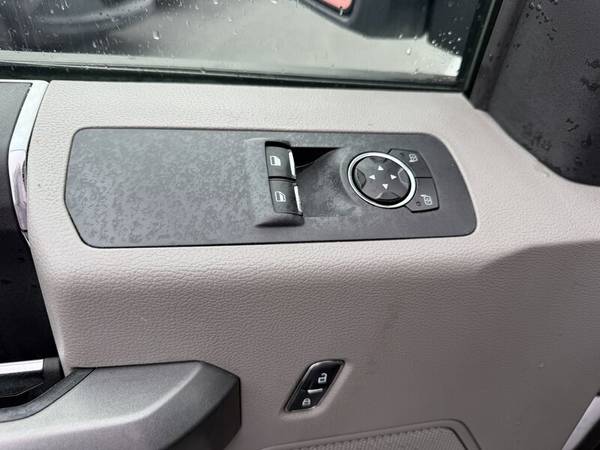 2016 Ford, dovoz Kanada — foto 10 z 12