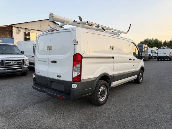 2016 Ford, dovoz Kanada — foto 5 z 12
