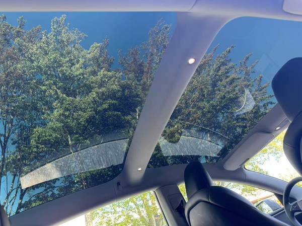 2024 Tesla, dovoz Kanada — foto 11 z 12