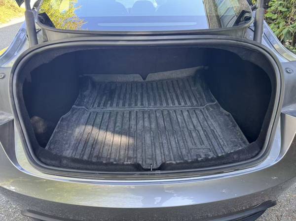 2024 Tesla, dovoz Kanada — foto 12 z 12