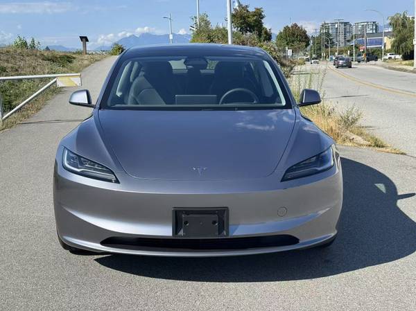 2024 Tesla, dovoz Kanada — foto 2 z 12