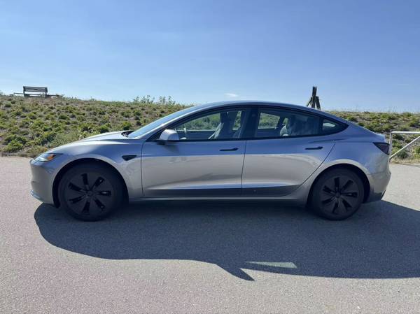 2024 Tesla, dovoz Kanada — foto 3 z 12