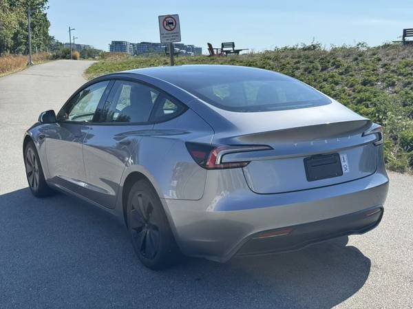 2024 Tesla, dovoz Kanada — foto 4 z 12
