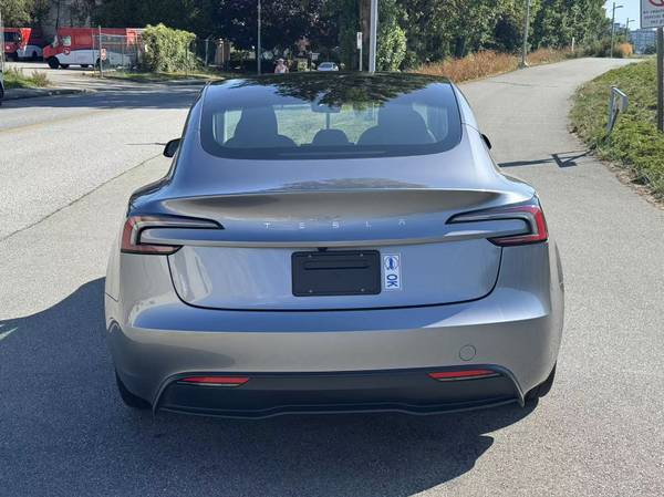 2024 Tesla, dovoz Kanada — foto 5 z 12