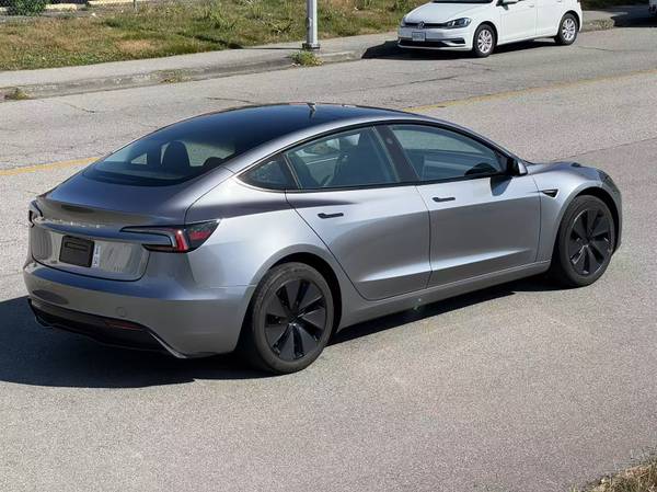 2024 Tesla, dovoz Kanada — foto 6 z 12