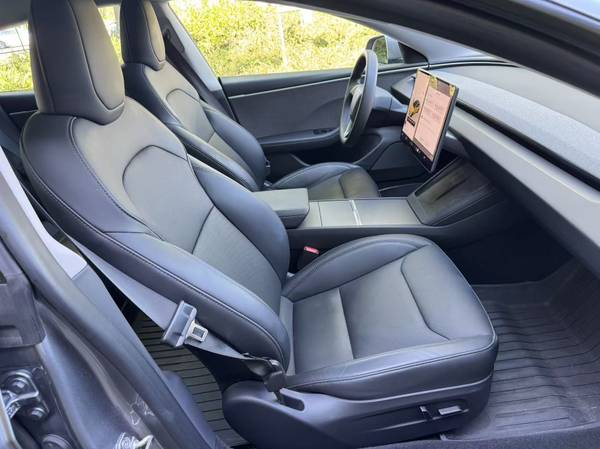 2024 Tesla, dovoz Kanada — foto 7 z 12
