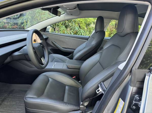 2024 Tesla, dovoz Kanada — foto 8 z 12