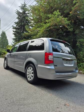 2014 Chrysler, dovoz Kanada — foto 4 z 12
