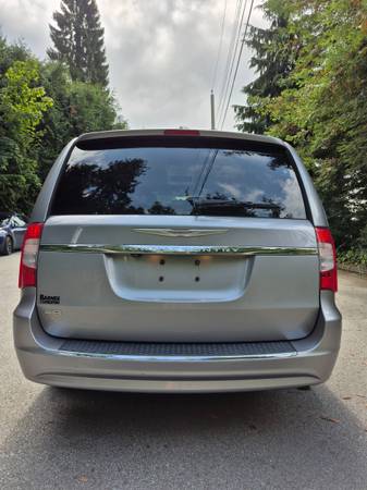 2014 Chrysler, dovoz Kanada — foto 5 z 12