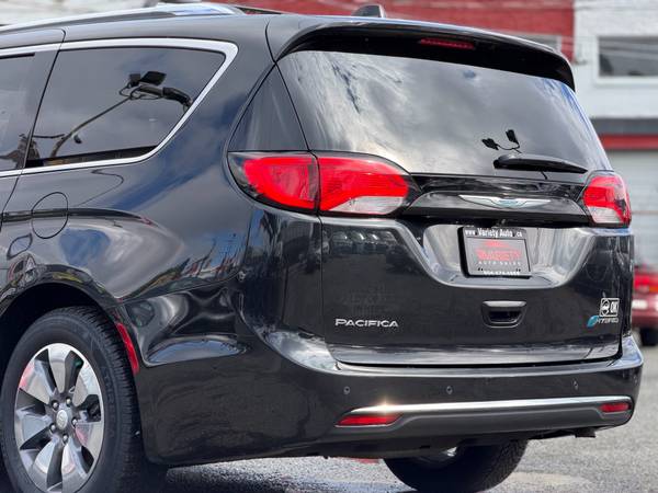 2017 Chrysler, dovoz Kanada — foto 10 z 12