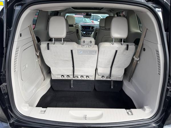 2017 Chrysler, dovoz Kanada — foto 11 z 12