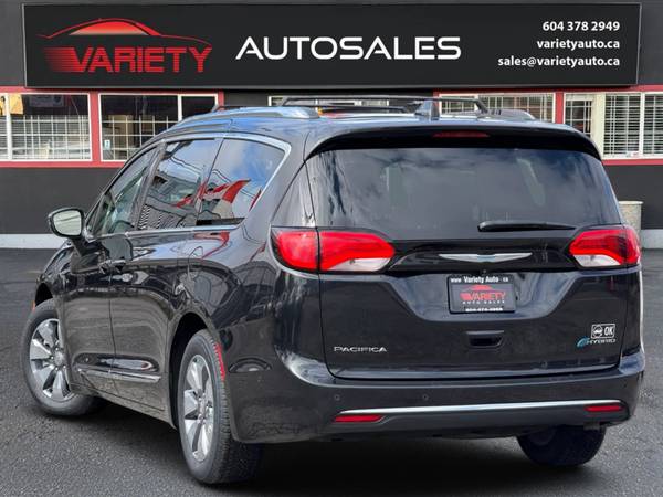 2017 Chrysler, dovoz Kanada — foto 3 z 12