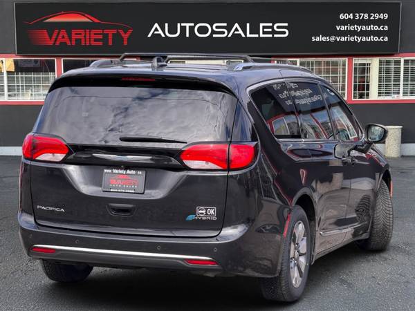 2017 Chrysler, dovoz Kanada — foto 4 z 12