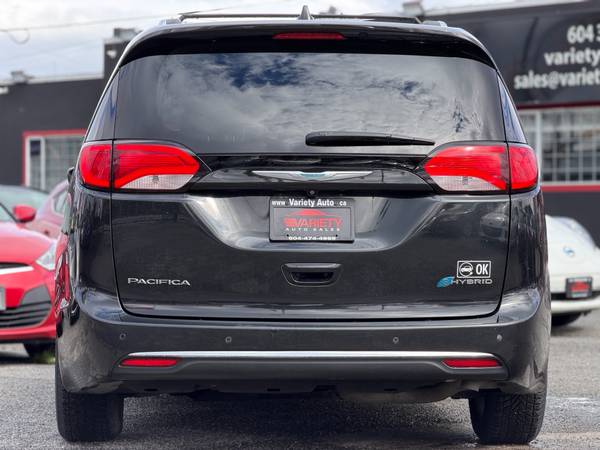 2017 Chrysler, dovoz Kanada — foto 9 z 12