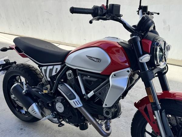 2025 Ducati, červená, dovoz USA — foto 10 z 12