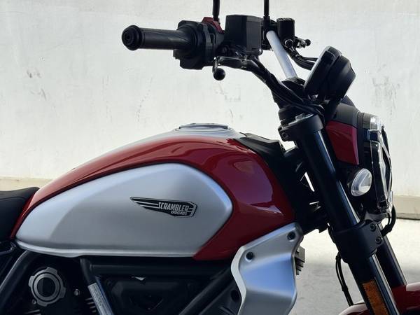 2025 Ducati, červená, dovoz USA — foto 11 z 12