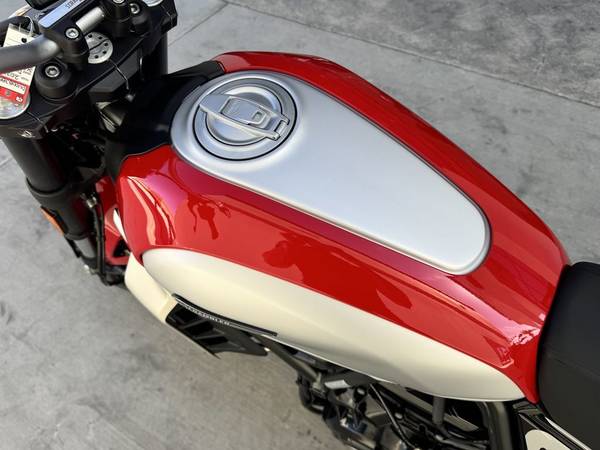 2025 Ducati, červená, dovoz USA — foto 7 z 12