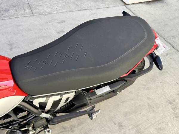 2025 Ducati, červená, dovoz USA — foto 8 z 12
