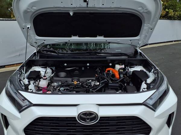 2025 Toyota, béžová, dovoz USA — foto 3 z 12