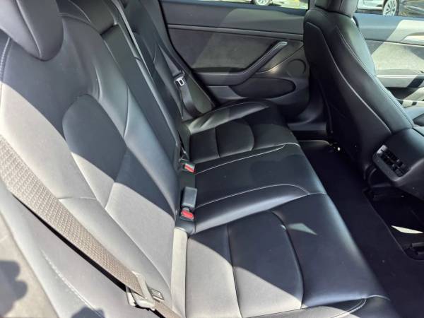 2022 Tesla, dovoz USA — foto 7 z 12