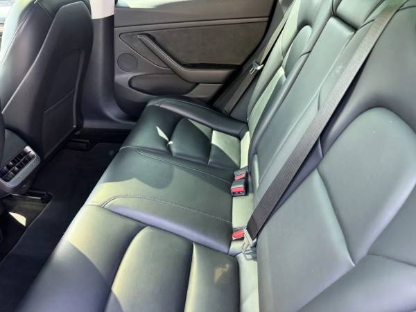 2022 Tesla, dovoz USA — foto 9 z 12
