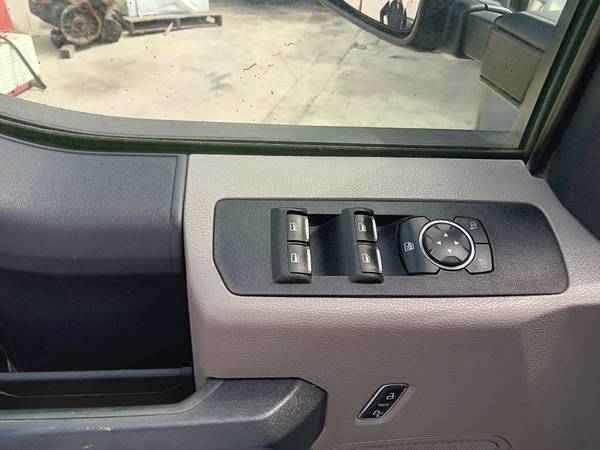 2022 Ford, dovoz USA — foto 11 z 12