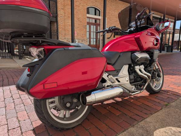 2014 Harley-Davidson, dovoz USA — foto 9 z 12