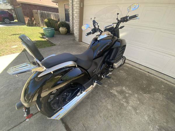2014 Harley-Davidson, dovoz USA — foto 3 z 11