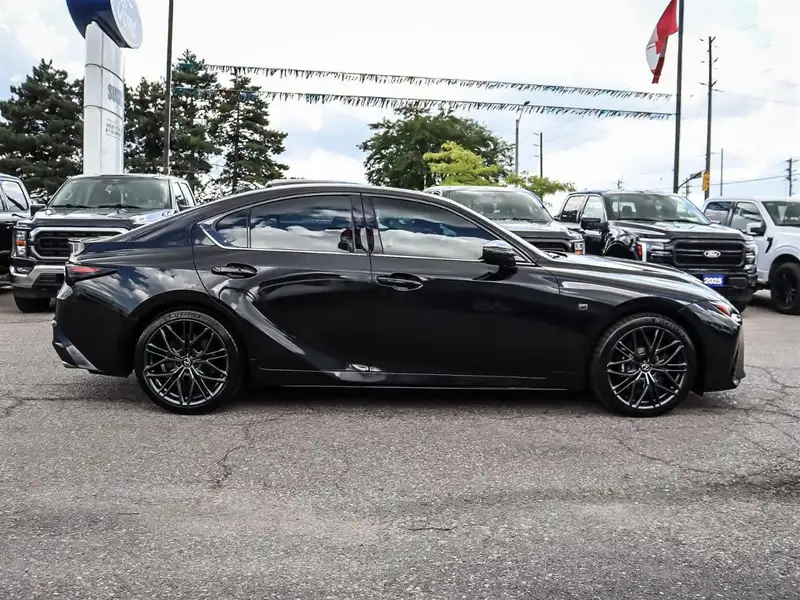 2024 Lexus IS, černá, 31 784 km, dovoz Kanada — foto 4 z 12