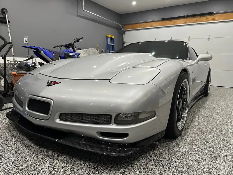 2002 Chevrolet Corvette, stříbrná, 81 258 km, dovoz Kanada — foto 2 z 11