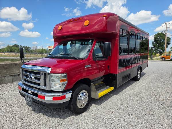 2016 Ford, dovoz USA — foto 8 z 12
