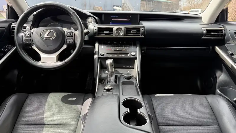 2017 Lexus IS 4dr Sdn, šedá, 153 508 km, dovoz Kanada — foto 3 z 4