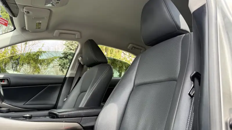 2017 Lexus IS 4dr Sdn, šedá, 153 508 km, dovoz Kanada — foto 4 z 4