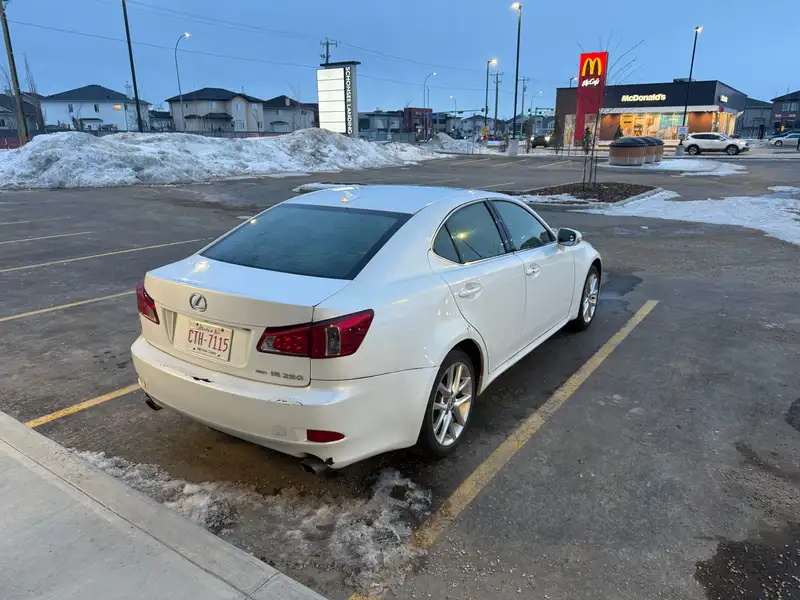 2012 Lexus IS, bílá, 126 000 km, dovoz Kanada — foto 4 z 9