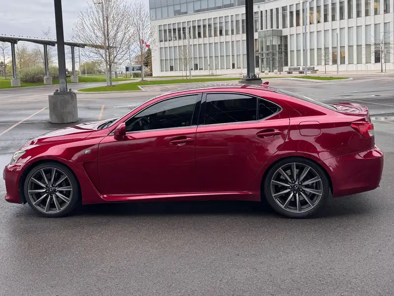2010 Lexus IS, červená, 109 000 km, dovoz Kanada — foto 2 z 4
